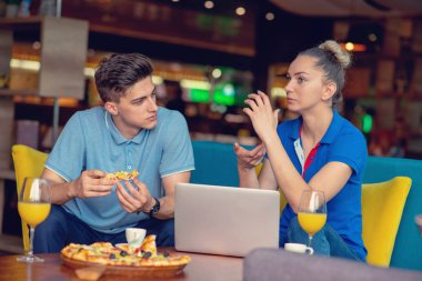 Öğrenciler eğleniyor saat erken sonraki çalışma sınıf kırılma içinde yemek pizza grup ve parti İtalyan gıda dilim tadını çıkarın