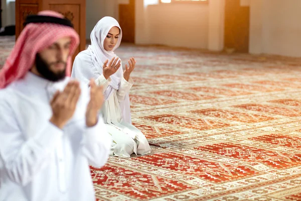 Muslim pria dan wanita berdoa di masjid — Stok Foto