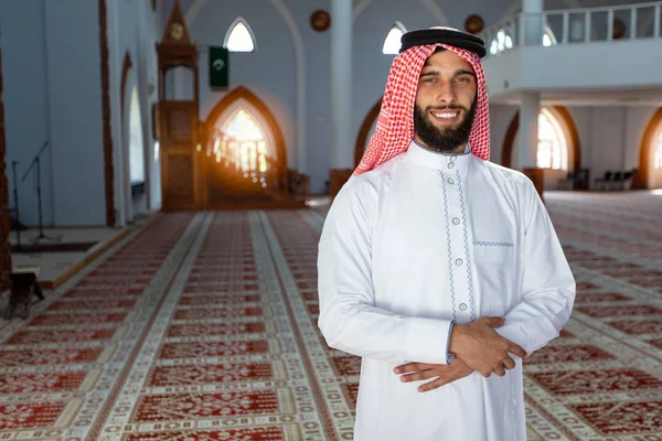 Lachende jonge Arabische man die zich voordeed binnen de moskee — Stockfoto