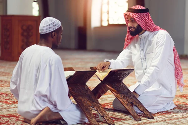 Två religiösa muslimska man ber tillsammans inne i moskén — Stockfoto