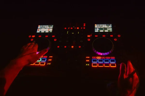Dj mezcla la pista en el club nocturno en la fiesta. DJ manos en movimiento — Foto de Stock