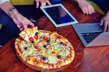 Bağımsız işyeri kadar alay et. Tablet PC, cep telefonu ve pizza. Üstten görünüm görüntü. Hızlı pizza teslimat