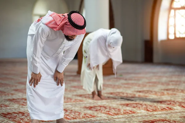 Homem e mulher muçulmanos rezando na mesquita — Fotografia de Stock