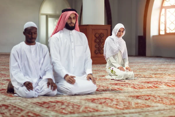 Dois muçulmanos religiosos rezando juntos dentro da mesquita — Fotografia de Stock