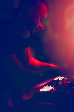 Kulüp, disko DJ 'i mutlu insanlar için müzik çalıp karıştırıyor. Gece hayatı, konser ışıkları, fişekler..