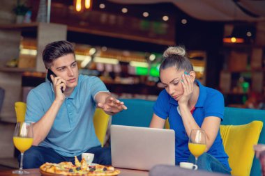 Öğrenciler eğleniyor saat erken sonraki çalışma sınıf kırılma içinde yemek pizza grup ve parti İtalyan gıda dilim tadını çıkarın