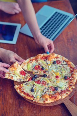 Bağımsız işyeri kadar alay et. Tablet PC, cep telefonu ve pizza. Üstten görünüm görüntü. Hızlı pizza teslimat