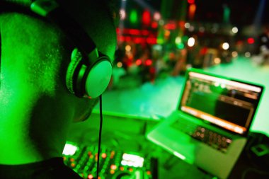 DJ parti kulübünde parça karışımları. DJ çekimde eller