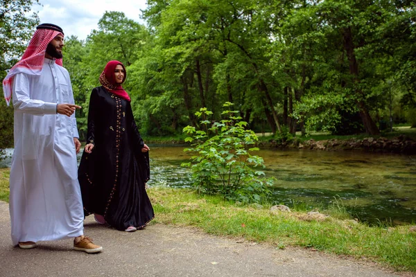 Schönes arabisches Paar in traditioneller Kleidung, das sich im Freien umarmt — Stockfoto