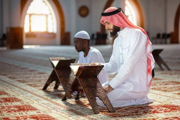 Dois muçulmanos religiosos rezando juntos dentro da mesquita — Fotografia de Stock