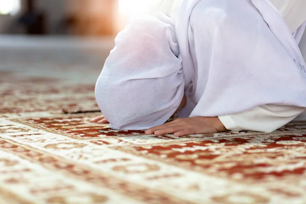 Joven musulmana rezando en mezquita con quran — Foto de Stock