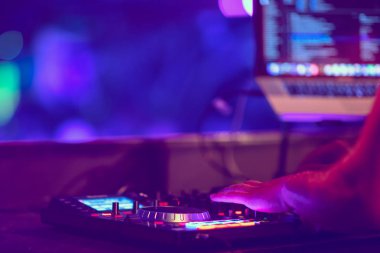 DJ parti kulübünde parça karışımları. DJ çekimde eller