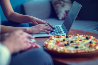 Bağımsız işyeri kadar alay et. Tablet PC, cep telefonu ve pizza. Üstten görünüm görüntü. Hızlı pizza teslimat