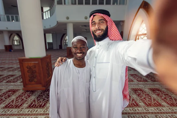 Dois árabes jovens amam amigos selfie com smartphone . — Fotografia de Stock