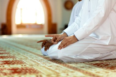 İki dindar Müslüman camide birlikte dua ediyor.