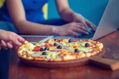 Bağımsız işyeri kadar alay et. Tablet PC, cep telefonu ve pizza. Üstten görünüm görüntü. Hızlı pizza teslimat