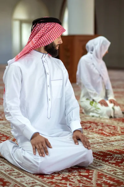 Muslimsk man och kvinna be i moskén — Stockfoto