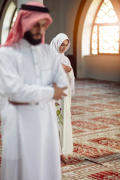 Homem e mulher muçulmanos rezando na mesquita — Fotografia de Stock