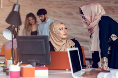 Genç yaratıcı başlangıç iş adamları modern ofis yapma planları ve projeleri toplantıda üzerinde