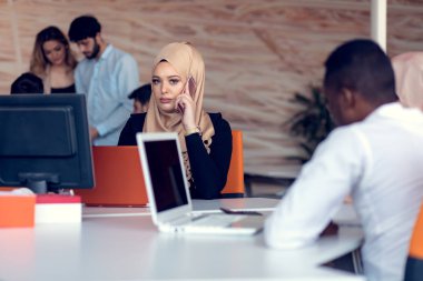 Genç yaratıcı başlangıç iş adamları modern ofis yapma planları ve projeleri toplantıda üzerinde