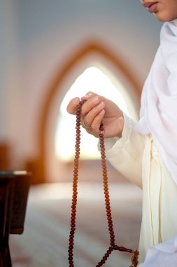 Dize boncuk kırpma Müslüman kadınla