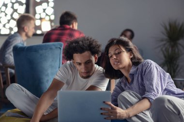 iş, başlangıç, teknoloji ve insan kavramı - ofis dizüstü ve tablet pc bilgisayar ile mutlu uluslararası yaratıcı ekibi