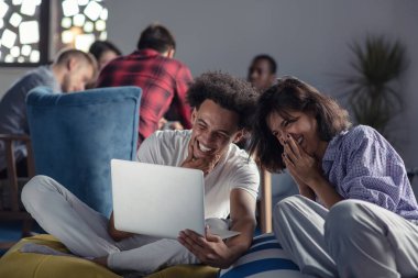 iş, başlangıç, teknoloji ve insan kavramı - ofis dizüstü ve tablet pc bilgisayar ile mutlu uluslararası yaratıcı ekibi