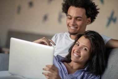 Internet tarama, dizüstü bilgisayar, kullanan genç çekici farklı çift gülümseyen.
