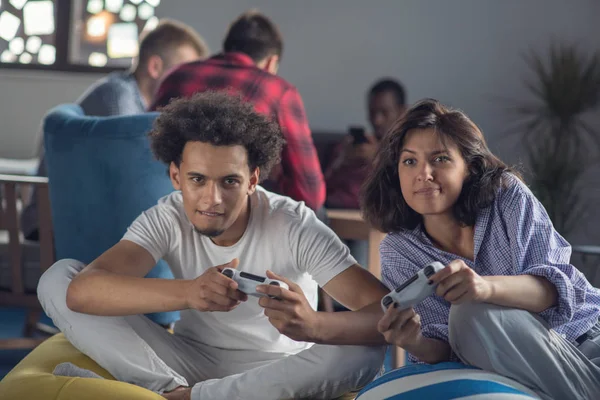 Pareja feliz jugando videojuegos en la moderna oficina de startups — Foto de Stock