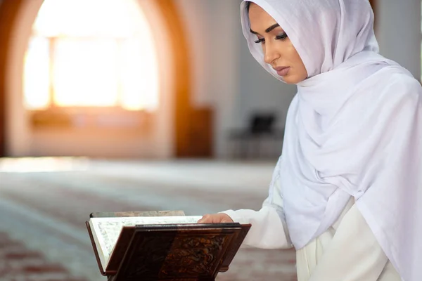 Termés muszlim nő gyöngyök láncolatát — Stock Fotó