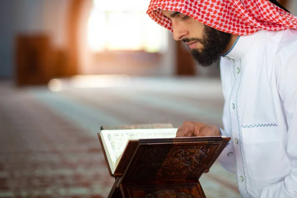 Etnische man Koran lezen en bidden in moskee — Stockfoto