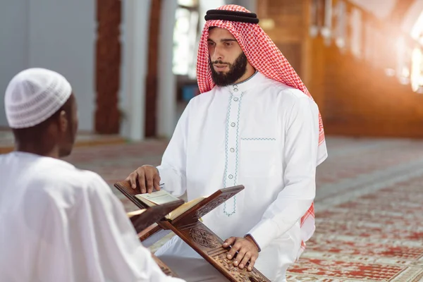 Moslimmannen bidden met heilige boeken in moskee — Stockfoto