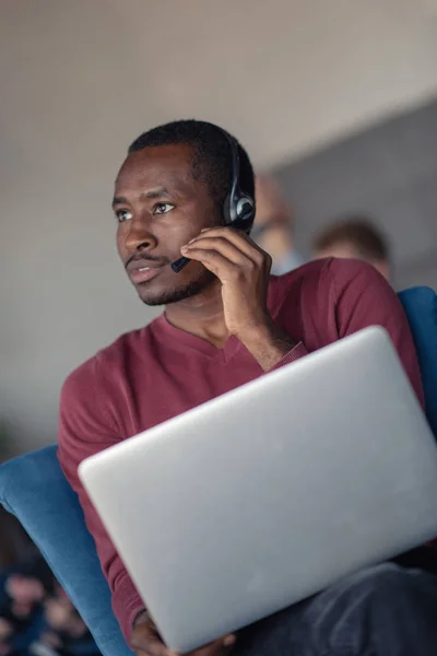 Kundtjänst i ett startup kontor med laptop — Stockfoto