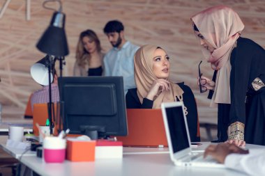 Genç yaratıcı başlangıç iş adamları modern ofis yapma planları ve projeleri toplantıda üzerinde
