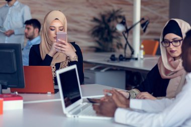 Genç yaratıcı başlangıç iş adamları modern ofis yapma planları ve projeleri toplantıda üzerinde