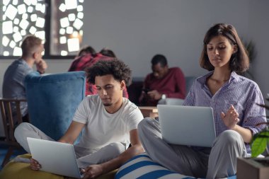 iş, başlangıç, teknoloji ve insan kavramı - ofis dizüstü ve tablet pc bilgisayar ile mutlu uluslararası yaratıcı ekibi