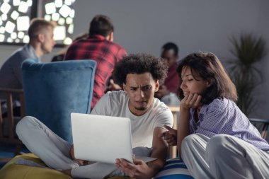 iş, başlangıç, teknoloji ve insan kavramı - ofis dizüstü ve tablet pc bilgisayar ile mutlu uluslararası yaratıcı ekibi