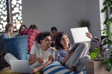 iş, başlangıç, teknoloji ve insan kavramı - ofis dizüstü ve tablet pc bilgisayar ile mutlu uluslararası yaratıcı ekibi