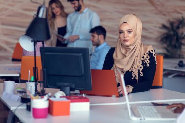 Genç yaratıcı başlangıç iş adamları modern ofis yapma planları ve projeleri toplantıda üzerinde