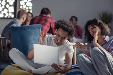 iş, başlangıç, teknoloji ve insan kavramı - ofis dizüstü ve tablet pc bilgisayar ile mutlu uluslararası yaratıcı ekibi