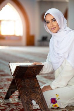 Dize boncuk kırpma Müslüman kadınla