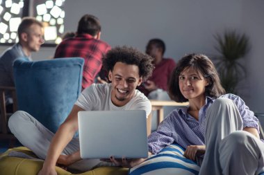 iş, başlangıç, teknoloji ve insan kavramı - ofis dizüstü ve tablet pc bilgisayar ile mutlu uluslararası yaratıcı ekibi