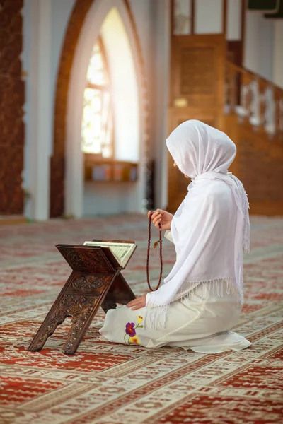 Crop wanita Muslim dengan string manik-manik — Stok Foto
