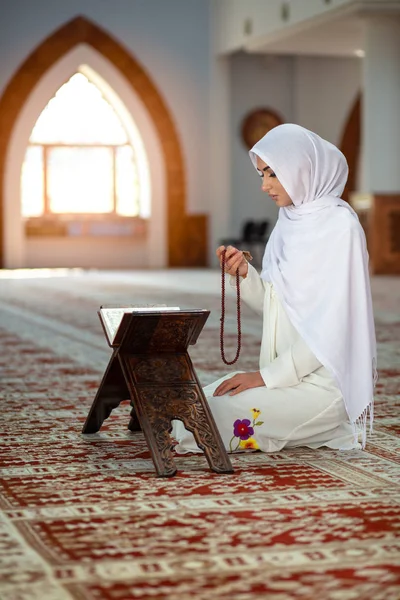 Cultiver femme musulmane avec chaîne de perles — Photo