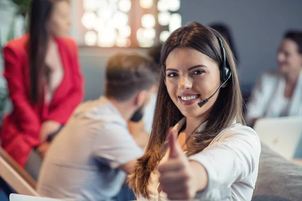 Customer Service agent in an startup office with laptop — Stock Photo, Image