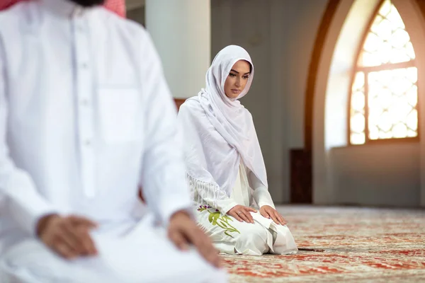 Muçulmano Orando homem e mulher na mesquita — Fotografia de Stock
