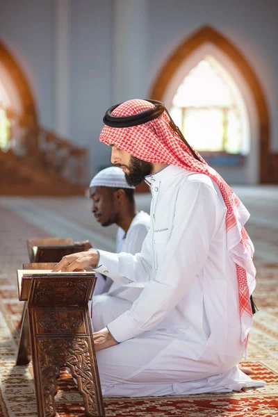 イスラム教徒男性のモスクの聖なる本と祈り — ストック写真