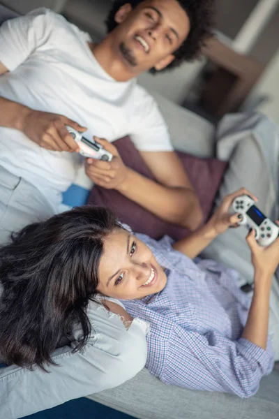 Pareja feliz jugando videojuegos en la moderna oficina de startups — Foto de Stock