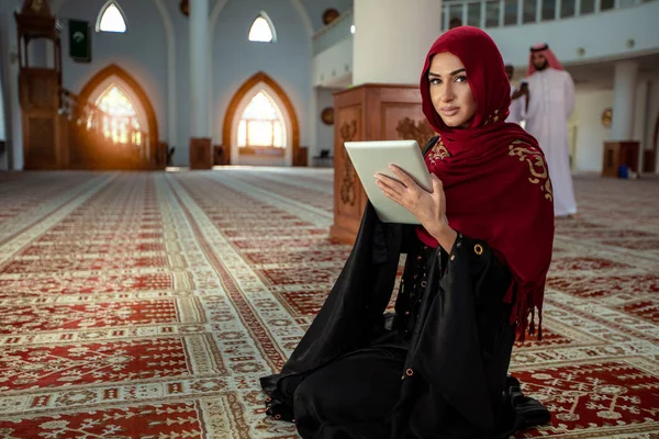 Wanita berdoa muda jatuh berlutut di masjid — Stok Foto