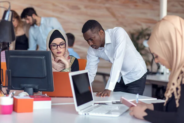 Startup business people grupo de trabajo diario en la oficina moderna. Oficina de tecnología, compañía de tecnología, startup de tecnología, equipo de tecnología . — Foto de Stock